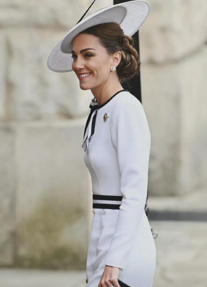 第3次穿白色假两件连衣裙半扎发造型美AG真人app凯特王妃戴5股珍珠项链(图4)