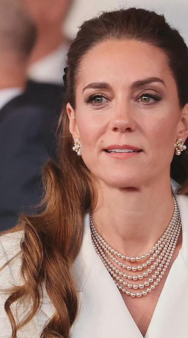 第3次穿白色假两件连衣裙半扎发造型美AG真人app凯特王妃戴5股珍珠项链(图9)