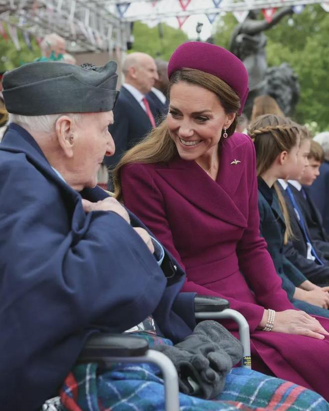 第3次穿白色假两件连衣裙半扎发造型美AG真人app凯特王妃戴5股珍珠项链(图13)