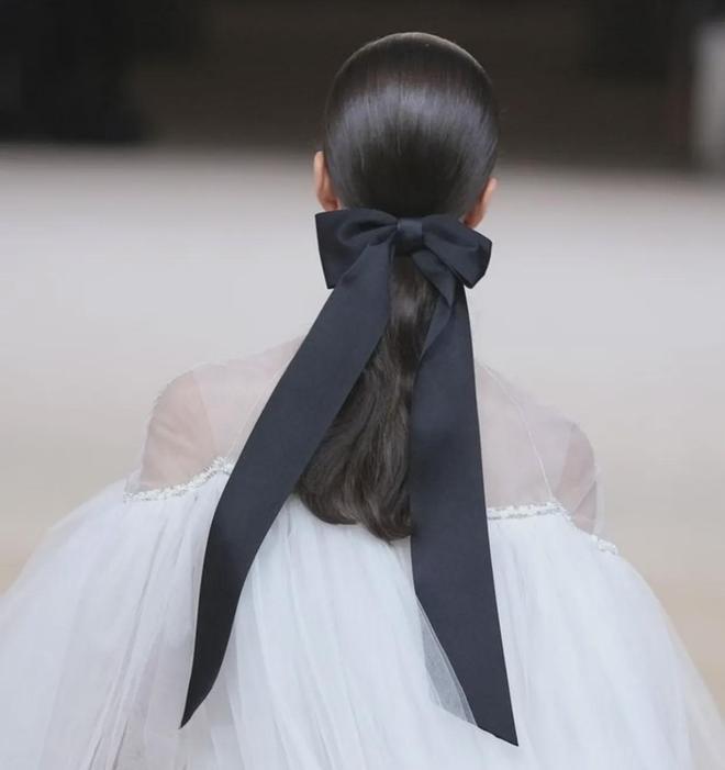 第3次穿白色假两件连衣裙半扎发造型美AG真人app凯特王妃戴5股珍珠项链(图15)