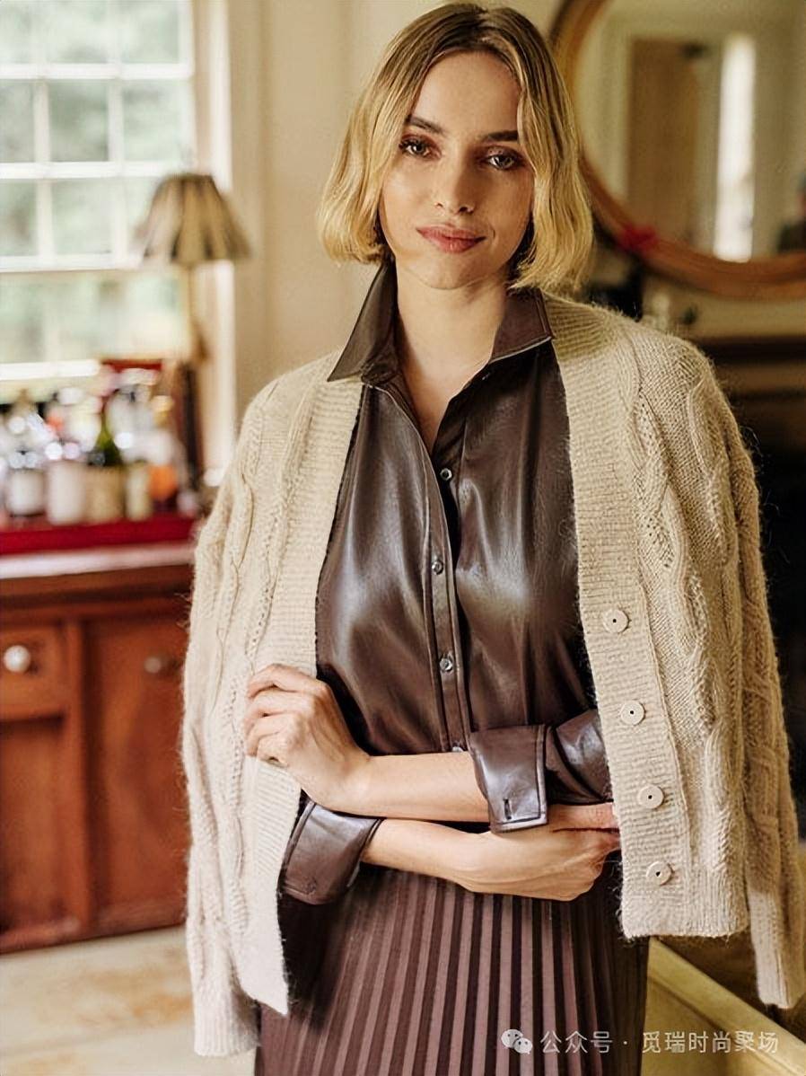 !2026穿搭新密码这样穿告别“老气”！AG真人平台刷爆 Ins的天后羊绒造型(图2)