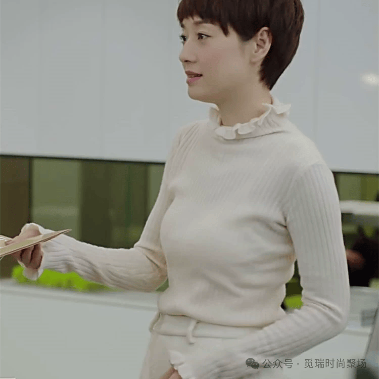 !2026穿搭新密码这样穿告别“老气”！AG真人平台刷爆 Ins的天后羊绒造型(图8)